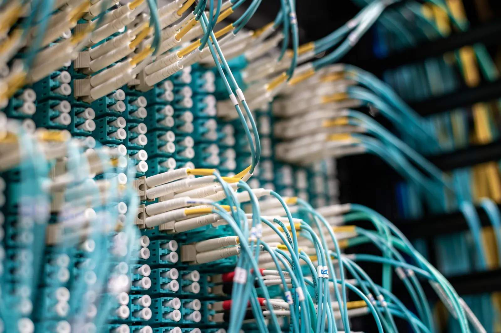Painel de rede com cabos de fibra conectados em portas